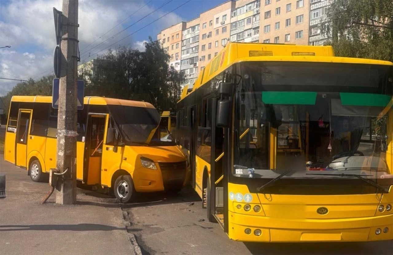 Ігнорування знака «Дати дорогу» призвело до ДТП маршрутки з тролейбусом у Полтаві
